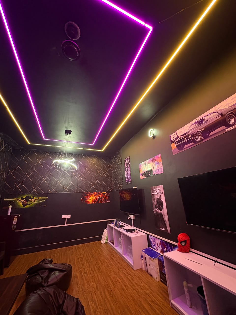 PS5 gaming stations